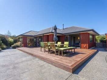 Alpine sanctuary with panoramic mountain vistas