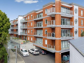 One Bedroom Tremont Living with Carpark