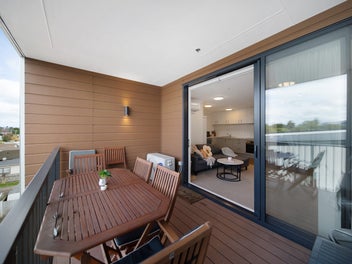 Modern 2-Bed APT with Balcony & Parking