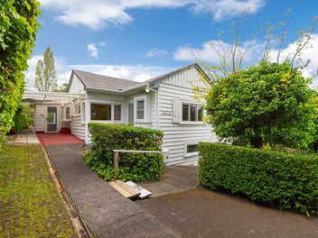 1930's Cottage- 1,622sqm Freehold Site!