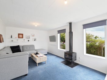 Cosy, modernised and move-in ready!