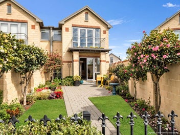 3 Bedroom, Sunny Townhouse - With Fabulous Views!