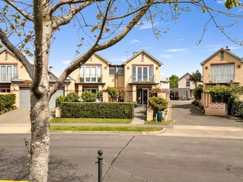 3 Bedroom, Sunny Townhouse - With Fabulous Views!