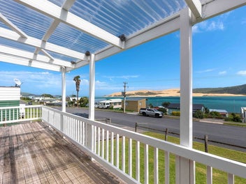 SPECTACLUAR HARBOUR VIEWS - WALK TO THE BEACH