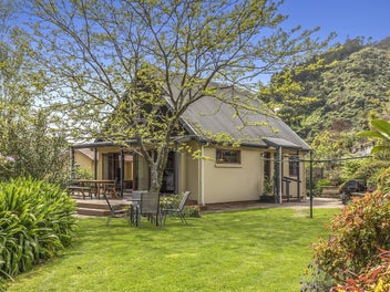 Private Living next to the Reserve!