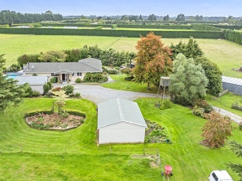 Lifestyle family home with pool in West Melton