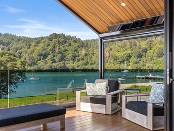 Harbour master, commanding position