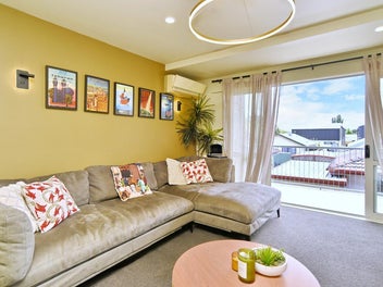 * UNDER OFFER * Be Quick, Popular Complex