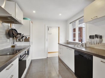 * UNDER OFFER * Under Offer ; A Location to Love