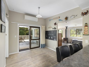 Fully Furnished Bach and Self Contained Studio