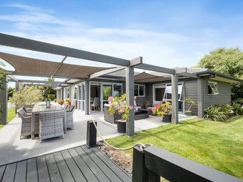 Coastal Lifestyle Retreat – Space, Sun, and Style