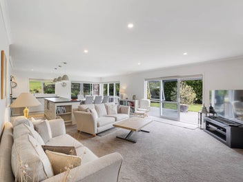 Coastal Lifestyle Retreat – Space, Sun, and Style