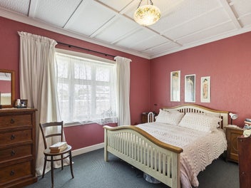 AMAZING ON AUBREY - ELEVATED 3 BED HOME