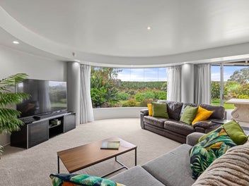 Spacious Beachfront Apartment in Central Paihia