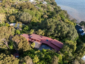 Architectural sanctuary above the sea