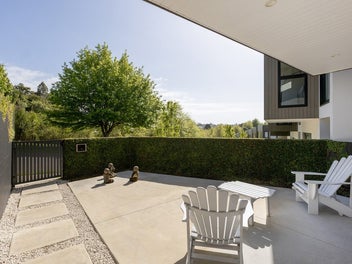 All The Extras on The Rise