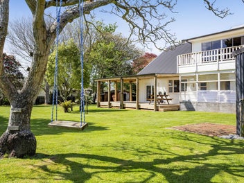 Family lifestyle block done right!