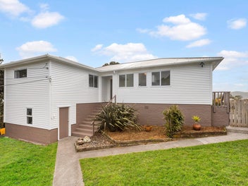 SENSATIONAL HARBOUR VIEWS AND SUN-FILLED LIVING