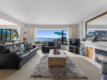 Holiday living - in the heart of the Macleans zone