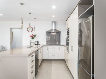 Sunny Single Level Estate Sale: AUCTION