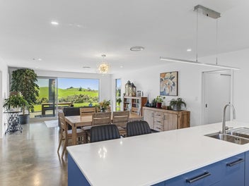 Maude Road Magic: Near-New Luxury