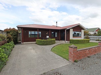 Inviting family home with rural feel!