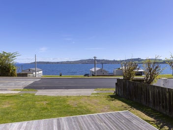 Lake views, secluded bush