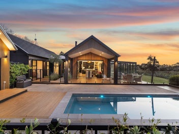 FLAIR TO SPARE - CINEMA, POOL HOUSE + EXTRAS