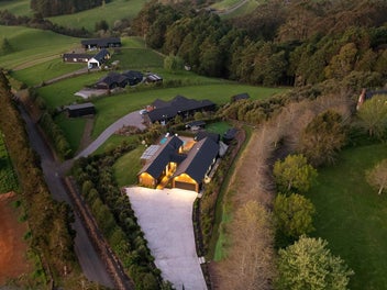 FLAIR TO SPARE - CINEMA, POOL HOUSE + EXTRAS