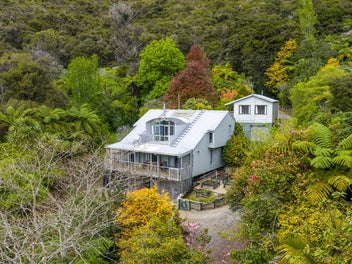 Beautiful Beach at the bottom of the Garden!