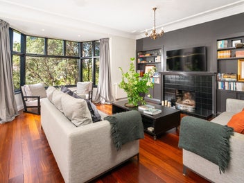 DRESS CIRCLE CHARM & VERSATILITY