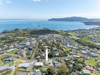 Warm and sunny retreat overlooking Coopers Beach