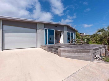 PRIME POSITION - BEACH, VIEWS & RELAXATION