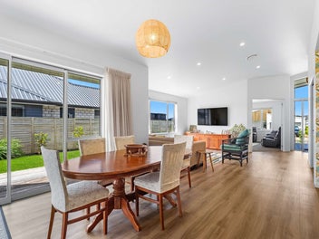 SPACIOUS 220m2 HOME ON POPULAR AWATEA DRIVE