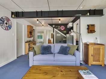 Idyllic Coastal Lifestyle – Steps from the Surf