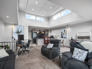 City-Edge Living with Coffee & Market Vibes