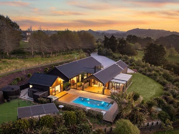 FLAIR TO SPARE - CINEMA, POOL HOUSE + EXTRAS