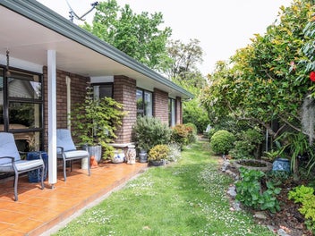 Private, Safe- Prime Location Townhouse.