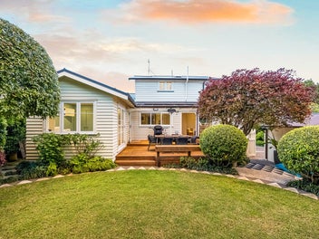 CHARM, CHARACTER & COASTAL CONVENIENCE - TAKAPUNA