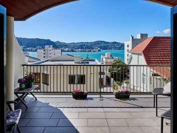Oriental Bay Townhouse with Town Belt Access