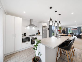 SPACIOUS & SUNNY HOME