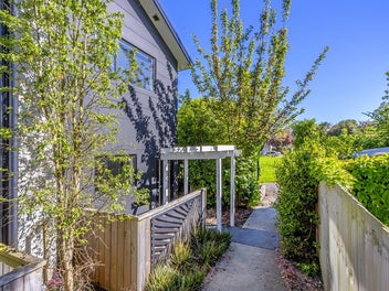 * UNDER OFFER * Vibrant City Fringe Lifestyle!