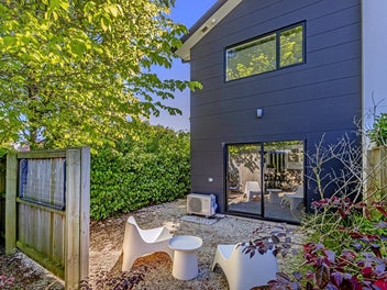 * UNDER OFFER * Vibrant City Fringe Lifestyle!