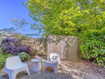 * UNDER OFFER * Vibrant City Fringe Lifestyle!