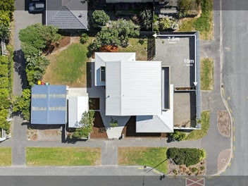 Beachfront 200sqm family home