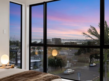 Wake Up to Harbour Views