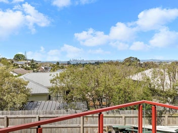 Family Haven with City & Harbour Views!