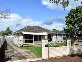 Do up! Unfinished renovation! Bring all offers