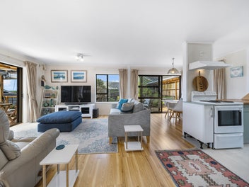 BRICK & TILE BEAUTY w/ Rangitoto Views !!
