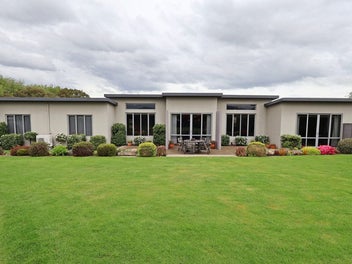 Family Living on Glenroy Park Drive!